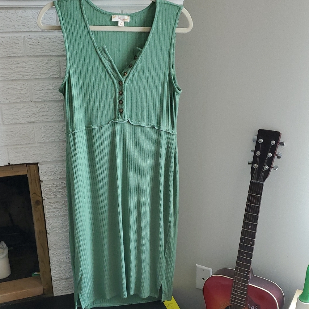 Misia Green Sleeveless V-Neck Midi Dress with Pleated Details Size M